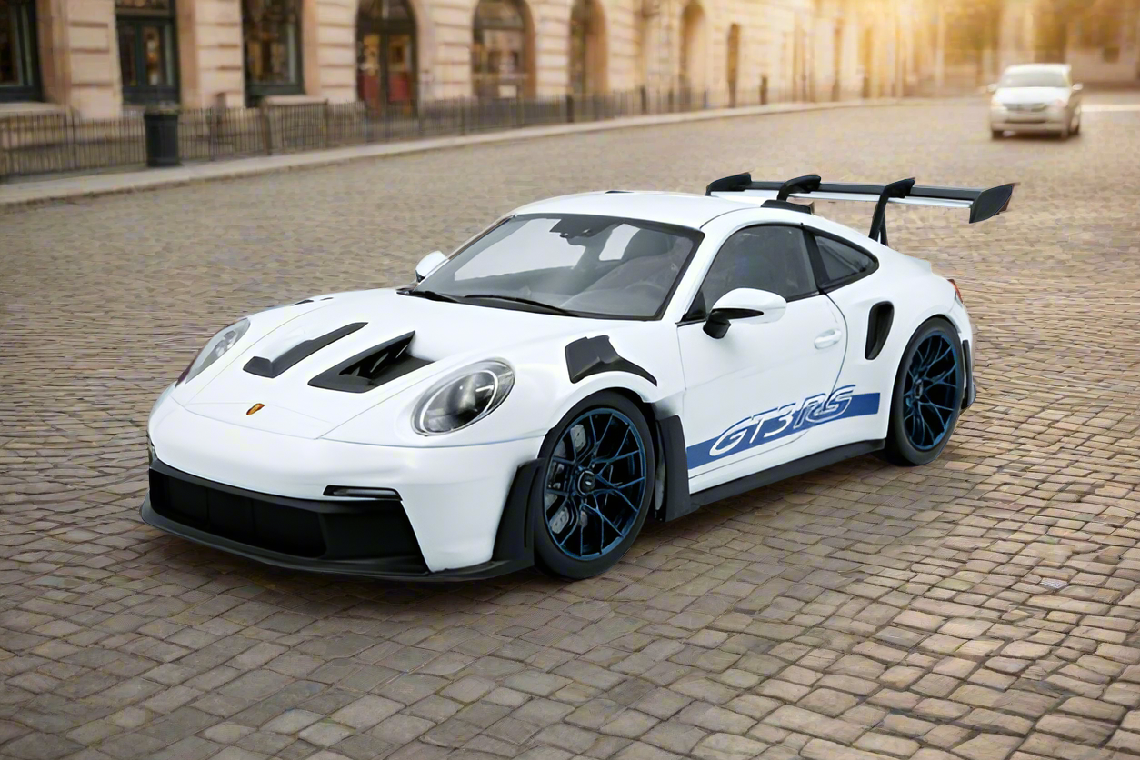 1:18 White 2024 Porsche 911 GT